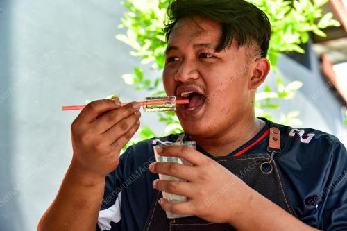 TABIAT KUNYAH AIS