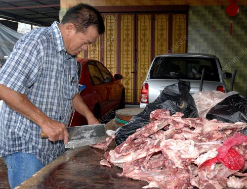 PENIAGA DAGING BABI