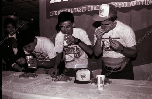 PERTANDINGAN MAKAN KENTUCKY NUGGETS
