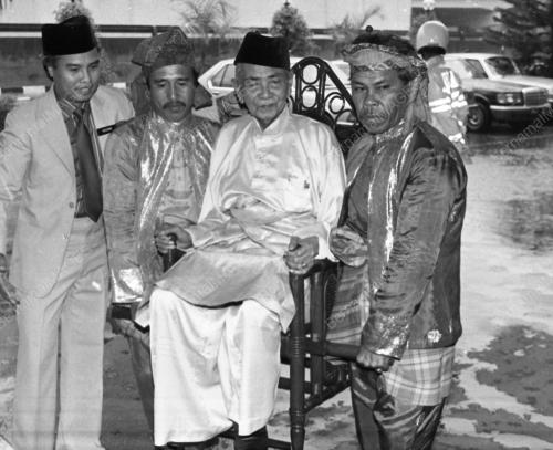 KL01_02102015_BIOGRAFI_TUNKU