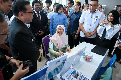DATUK SERI DR WAN AZIZAH WAN ISMAIL