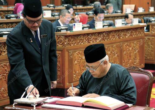 ANGKAT SUMPAH