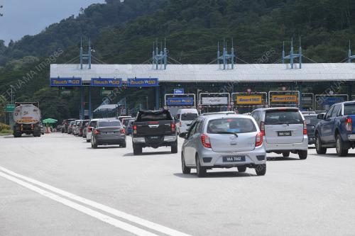 TINJAUAN PLAZA TOL GOMBAK