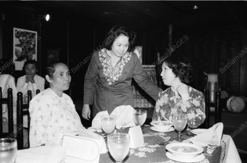 PESTA MAKANAN