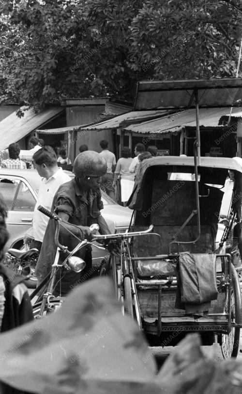 KL01_05032019_PAKAI_HELMET