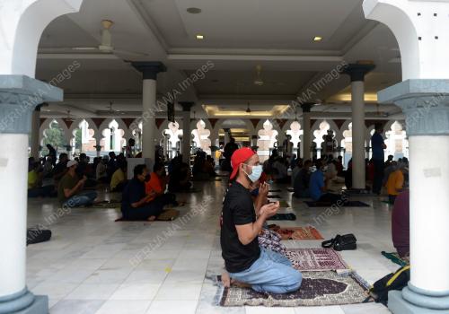 SOLAT JEMAAH DI MASJID