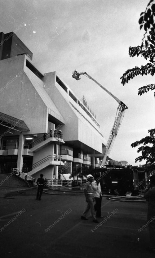 KL01_06022015_PLAZA_TERBAKAR