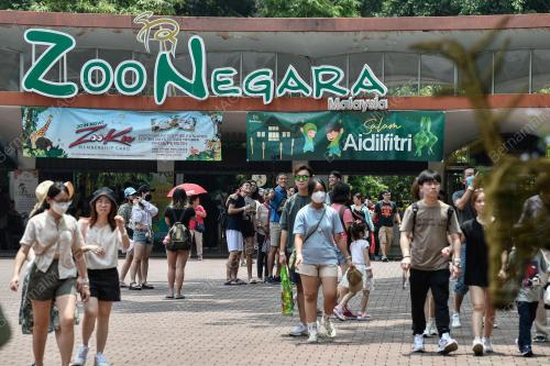 TINJAUAN ORANG RAMAI DI ZOO NEGARA
