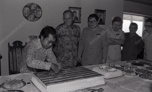 KL01_07012015_BIRTHDAY_TUN_HUSSEIN