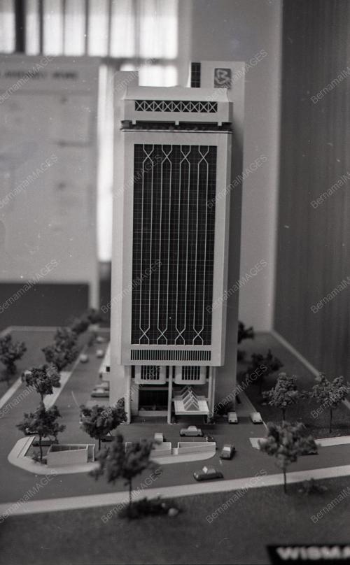 MODEL BANGUNAN BERNAMA