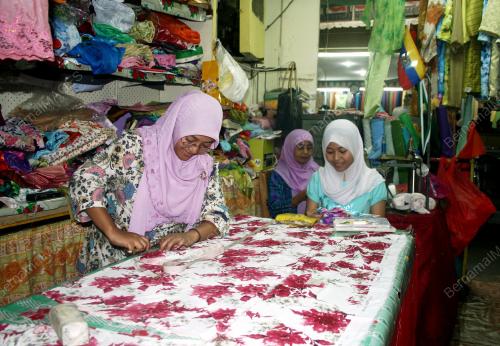 TEMPAHAN BAJU RAYA