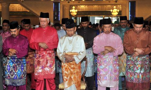 KL01_08082013_AGONG_SOLAT