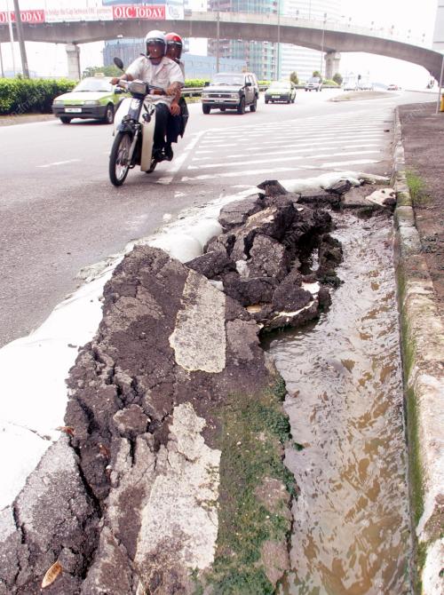 AIR KUMBAHAN NAJIS DI JALANRAYA