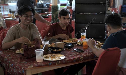 MR BOOM NAAN CORNER RESTAURANT