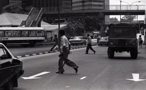 MELINTAS JALAN
