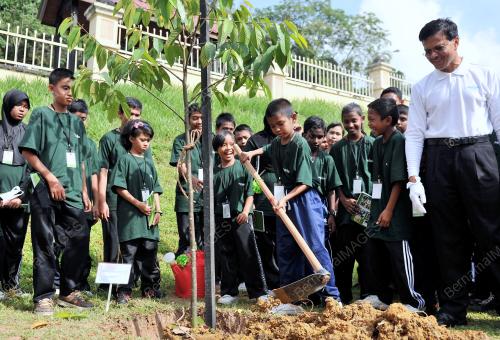 KL01_11032012_TANAM_POKOK