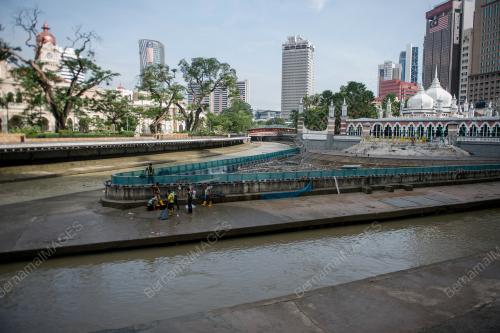 KERJA PEMBERSIHAN AKIBAT BANJIR DI KUALA LUMPUR