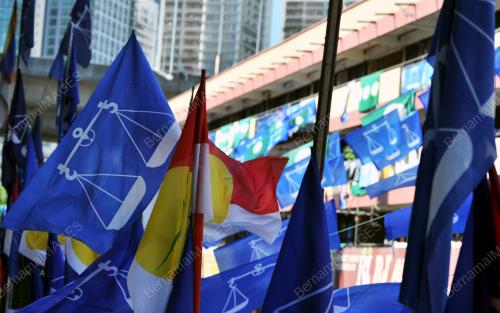 KL01_12042013_BENDERA
