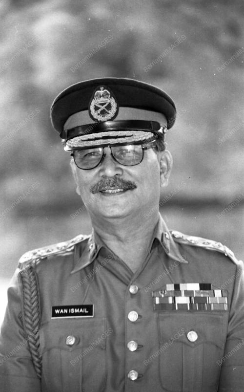 KL01_12082015_PERIKSA_BARISAN