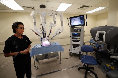 SISTEM PEMBEDAHAN ROBOTIK DA VINCI SI GENERASI KE-4