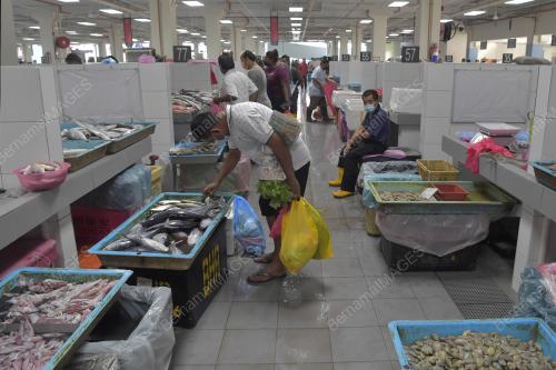 PEKERJA PASAR BORONG KL DAN PASAR HARIAN SELAYANG TERIMA VAKSIN