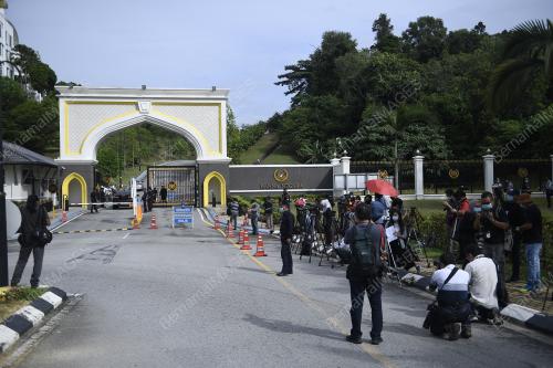 WAKIL MEDIA MEMENUHI PERKARANGAN ISTANA NEGARA