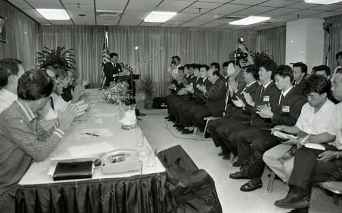 KL01_140690_SERAH_BENDERA