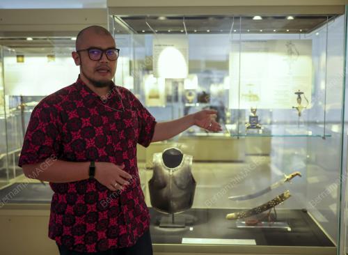 PAMERAN MENELUSURI SENI ISLAM