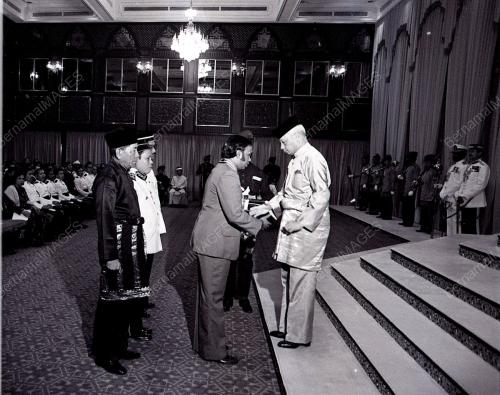 PINGAT DAN BINTANG