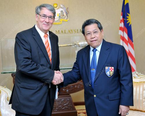 KL01_17052012_PARLIMEN_SWISS