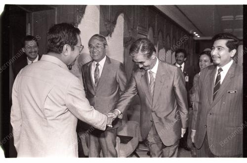 MAHATHIR MENERIMA KUNJUNGAN