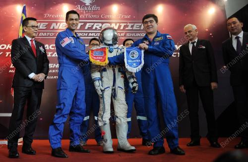 KL01_18012016_SPACE_SUIT