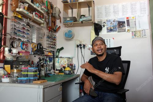 JURUTEKNIK BERKARYA MELALUI KERETA MINIATUR BERSKALA 1:64