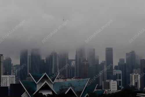 AWAN RENDAH MENYELUBUNGI IBU KOTA