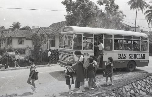 BAS SEKOLAH