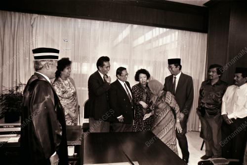 SENATOR ANGKAT SUMPAH