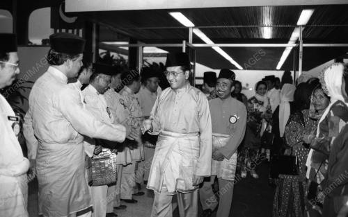 MAHATHIR BERBUKA PUASA