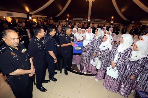 KL01_20062016_KUIH_RAYA_PDRM