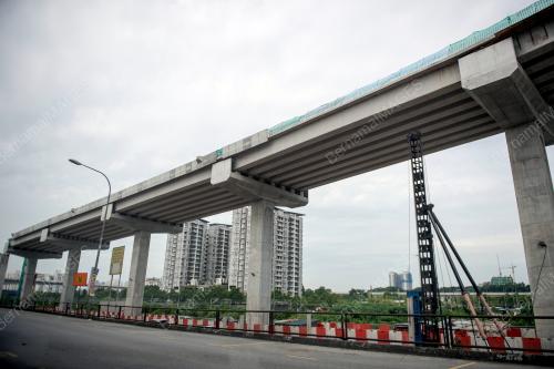 LOKASI BATU KONKRIT DARI STURKTUR BINAAN SUKE TERJATUH