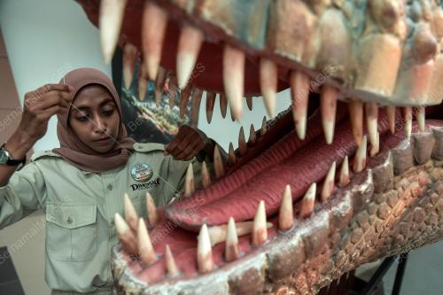 TUKANG JAHIT DINOSAUR DI PAMERAN DINOSAUR ENCOUNTER PUSAT SAINS