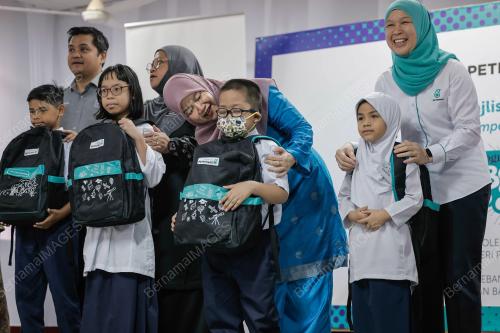 FADHLINA SIDEK