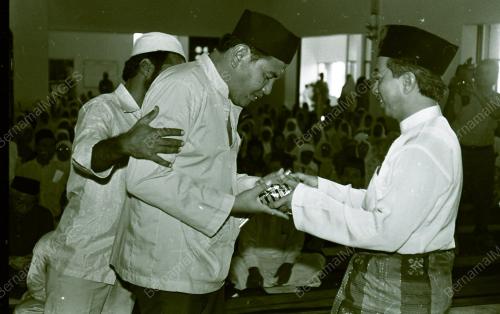DR YUSOF NOR SAMPAIKAN BANTUAN KEPADA FAKIR MISKIN