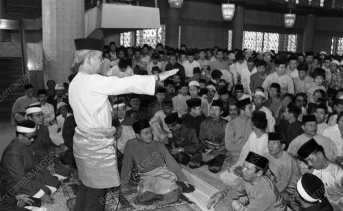 KL01_22072015_AGONG_SOLAT