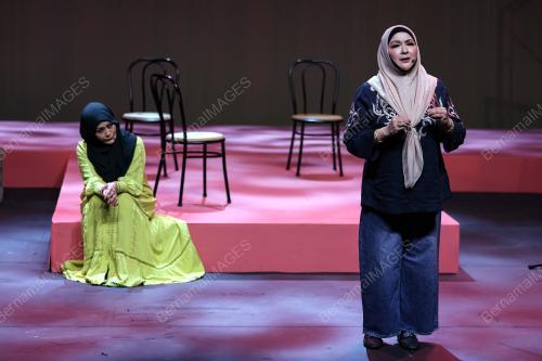 PEMENTASAN TEATER CIK ROS