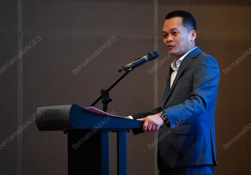 NIK NAZMI NIK AHMAD