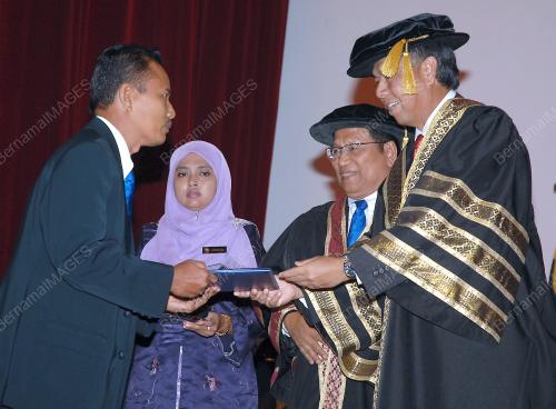 PENYAMPAIAN SIJIL PERHEBAT