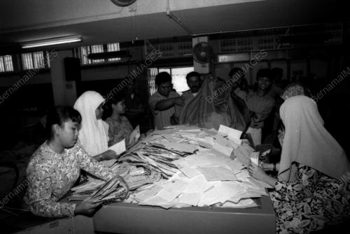 TINJAUAN KAD UCAPAN HARI RAYA