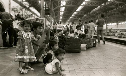 KESIBUKAN STESEN KERETAPI MENJELANG HARI RAYA