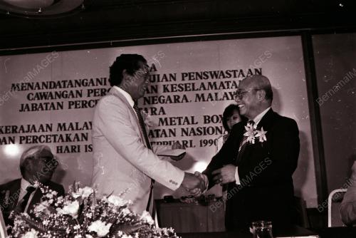 MENANDATANGANI PERJANJIAN
