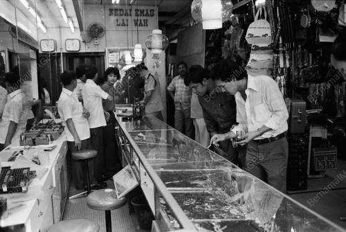 ROMPAKAN KEDAI EMAS